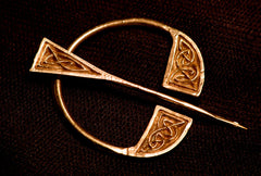 Pennanular brooch chip carved Knot - R-04