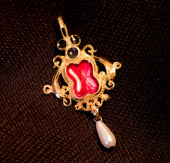 Pendant with Black and Red enamel and faux pearls - W-37