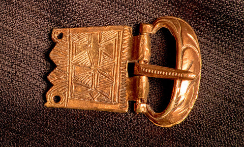 A Norman belt buckle with lines - X-80