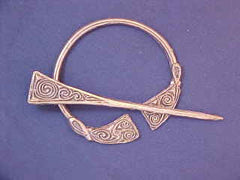 Celtic knot penannular brooch - W-38